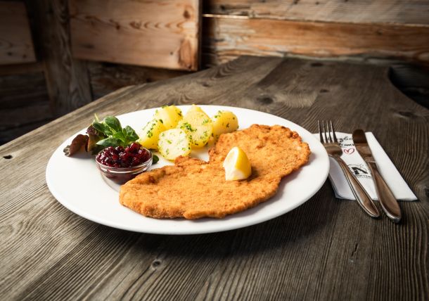     Schnitzel with parsley potatoes and lingonberries 